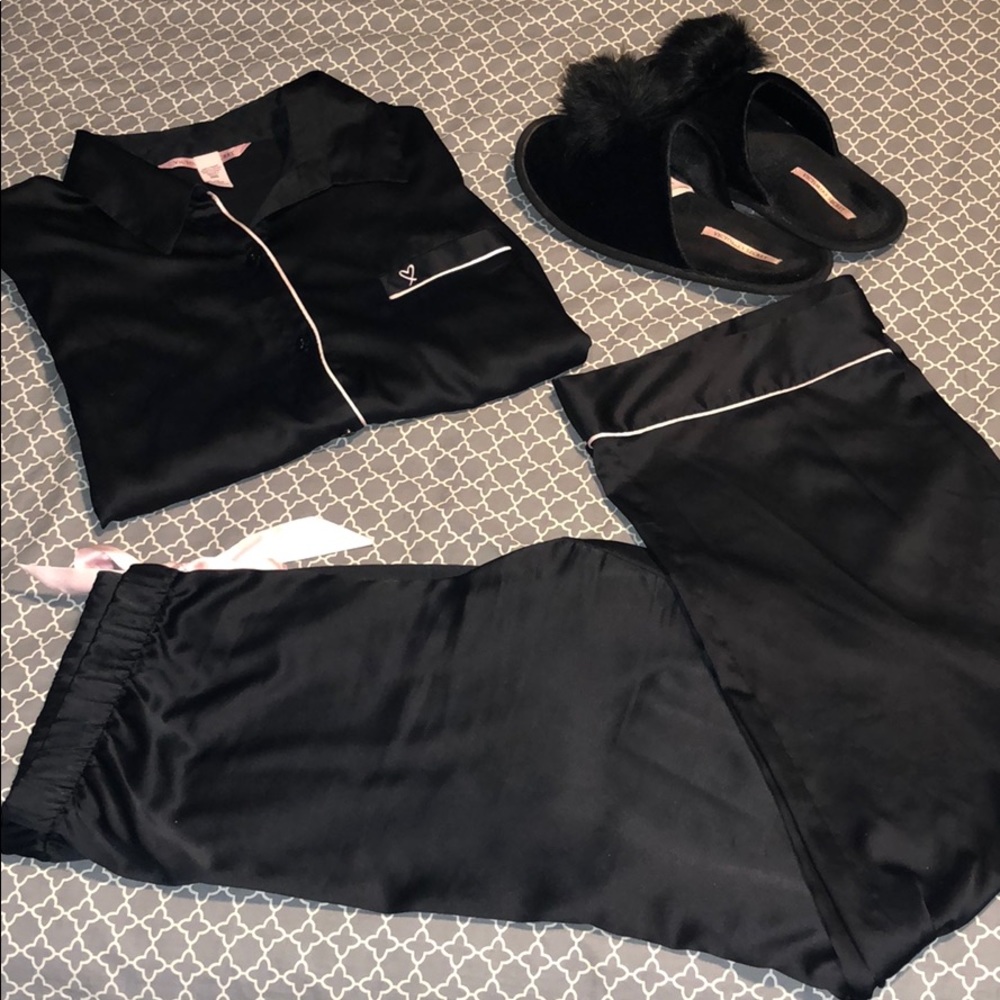 VICTORIA SECRET PJ🖤💗 with some adorable slippers